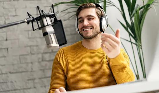 Uzun yıllar haber, müzik ve eğlence içeriklerini geniş kitlelere ulaştıran radyo, dijital dönüşümle yerini podcast’e bırakmıştır. İnternet üzerinden yayınlanan podcastler genellikle bir konunun üzerine odaklanan sesli yayın içerikleridir. İstediğiniz her zaman kolayca ulaşabileceğiniz bu içerikler geniş bir erişim özgürlüğü sağlar. Farklı konuları içeren podcastleri dinleyerek yeni bilgi öğrenme gibi pek çok avantajdan yararlanabilirsiniz.