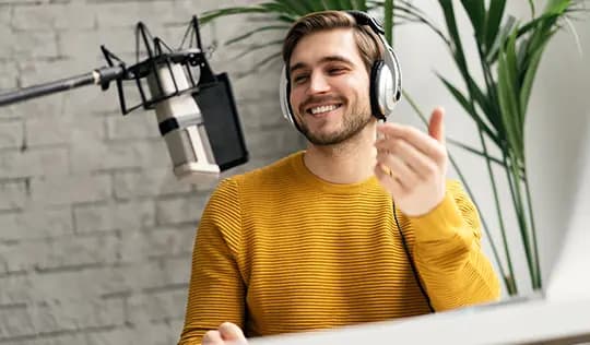 Uzun yıllar haber, müzik ve eğlence içeriklerini geniş kitlelere ulaştıran radyo, dijital dönüşümle yerini podcast’e bırakmıştır. İnternet üzerinden yayınlanan podcastler genellikle bir konunun üzerine odaklanan sesli yayın içerikleridir. İstediğiniz her zaman kolayca ulaşabileceğiniz bu içerikler geniş bir erişim özgürlüğü sağlar. Farklı konuları içeren podcastleri dinleyerek yeni bilgi öğrenme gibi pek çok avantajdan yararlanabilirsiniz.